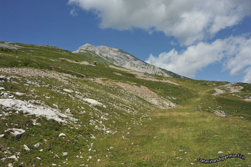 04 Salendo sulle vecchie piste di discesa.JPG